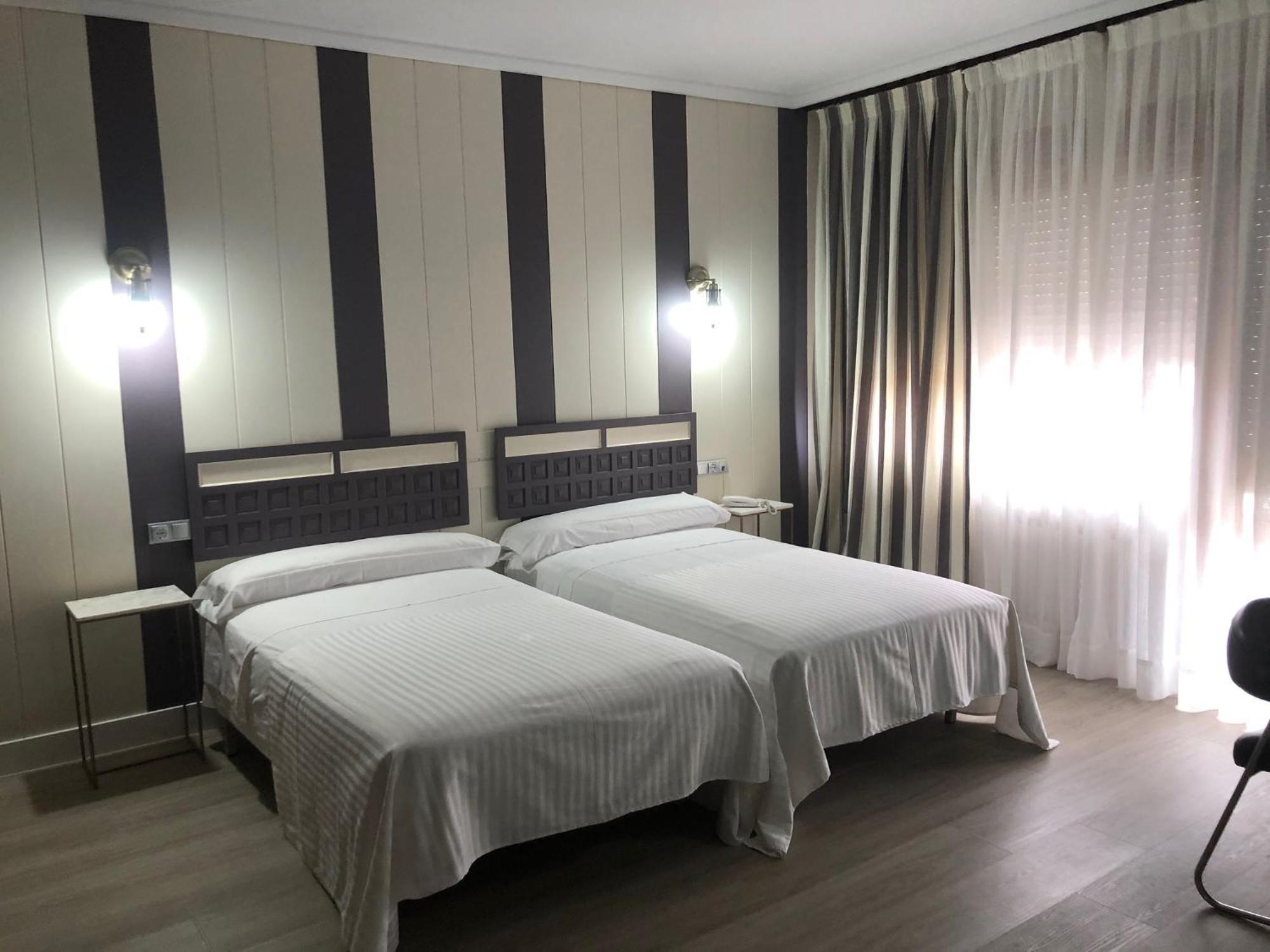 Hotel Marques De Santillana Torrelavega Dış mekan fotoğraf